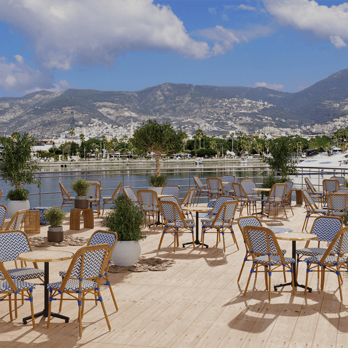 Chaise de brasserie empilable d’extérieur en tressage synthétique